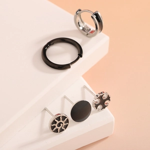 Unisex-Ohrring-Set aus Titanstahl mit Kreuzmotiven auf weißen geometrischen Treppen