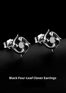 Détail macro de boucles d'oreilles trèfle noir avec métal argenté et pierre gemme
