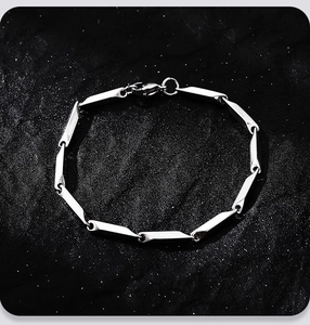 Dettaglio del bracciale a catena cilindrica in argento con chiusura a moschettone