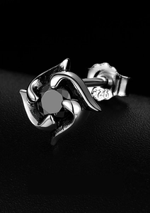 Vue macro d'une boucle d'oreille en argent S925 avec zircon noir et poinçon gravé