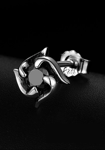 Vue détaillée du clou d'oreille trèfle en argent S925 avec pierre de zircon noir rond