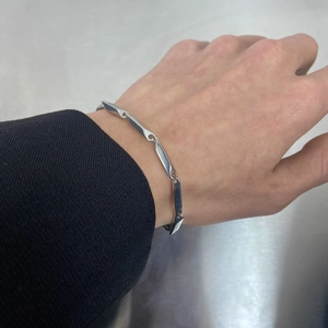 Bracciale a maglie geometriche in argento lucido da uomo dal design industriale moderno