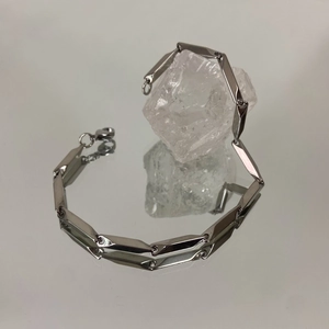 Bracciale da uomo minimalista in argento con maglie geometriche e finitura lucida