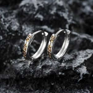 Orecchini a cerchio in argento vintage con motivi di viti dorate su sfondo nero