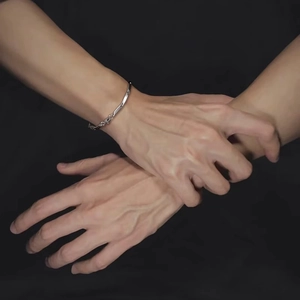 Bracciale a maglie d'argento geometrico con design minimalista da uomo indossato al polso