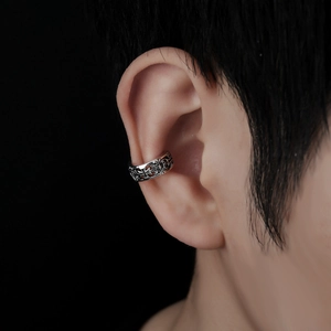 Vintage ear cuff van zilverkleurig metaal met bloemmotief op een model