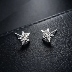 Boucles d'oreilles étoiles superposées en argent poli avec un zircon central brillant