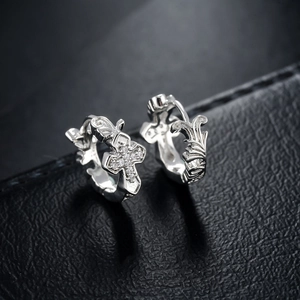 Orecchini a croce in argento stile gotico con incisioni vintage e cristalli luccicanti