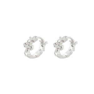 Orecchini a cerchio con croce in argento e zirconi per un look elegante e minimalista