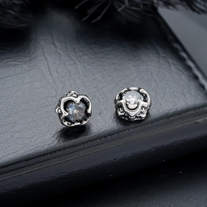 Gotische Vintage-Ohrklemmen aus Silber mit klarem Zirkonia auf schwarzem Lederhintergrund