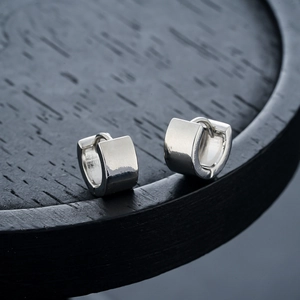 Boucles d'oreilles créoles larges en métal argenté poli au design minimaliste et moderne