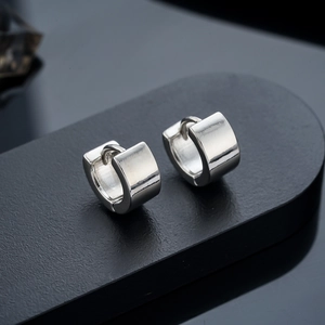 Boucles d'oreilles huggie en argent poli pour hommes et femmes au design minimaliste