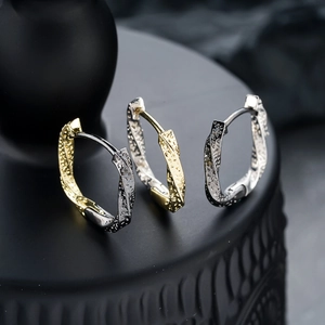 Ensemble de boucles d'oreilles Mobius texturées martelées en or et argent métal