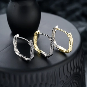 Boucles d'oreilles Mobius martelées en or, argent et noir pour un look moderne