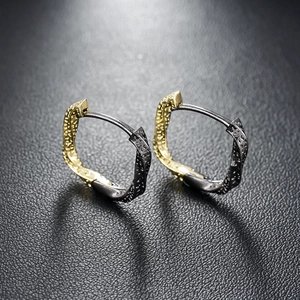Boucles d'oreilles Mobius minimalistes bicolores argent et or avec finition martelée
