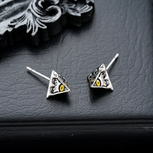 Boucles d'oreilles pyramide gothiques argentées avec détail œil sur cuir noir