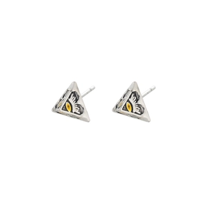 Boucles d'oreilles triangulaires argentées avec motif œil sur fond uni et épuré