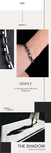 Gros plan détaillé du bracelet à maillons en acier argent et noir au design artistique