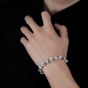Bracciale da uomo in acciaio al titanio con maglie argentate e smalto bianco moderno