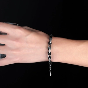 Bracciale a catena punk da uomo in acciaio al titanio con maglie nere e argento al polso