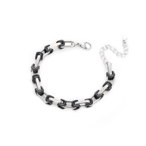 Bracciale punk in acciaio al titanio con maglie a I argento ed elementi neri a forma di U