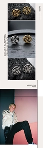 Gros plan de boucles d'oreilles vintage en forme de croix, finitions or et argent