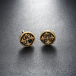 Boucles d'oreilles vintage en bronze avec motif croix et finition noire sur fond cuir
