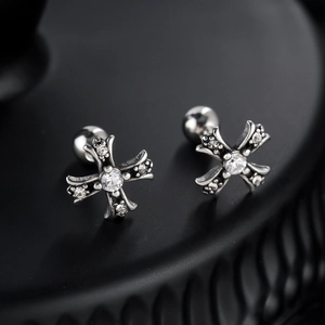 Boucles d'oreilles gothiques croix en argent avec zircons et fermoir à vis sécurisé