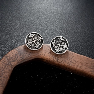 Boucles d'oreilles rondes rétro avec croix en relief et finition argent noirci