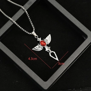 Détail du pendentif épée ailes d'ange 4,3cm x 3cm serti d'une pierre rouge