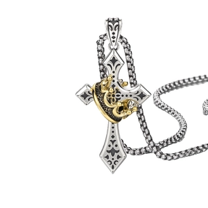 Collier croix argentée vintage pour homme avec relief de couronne dorée sur chaîne maille