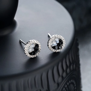 Unregelmäßige Halo-Ohrstecker mit schwarz-weißen Kristallen in Silber-Finish