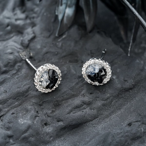 Makroaufnahme von silbernen Magnetohrringen mit Kristallsplittern und Zirkonia-Pavé