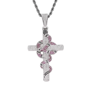 Détail du pendentif croix et serpent serti de zircons sur une chaîne de corde torsadée
