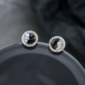 Makroaufnahme silberner Magnet-Ohrclips mit schwarz-weißer Kristallcluster-Einlage