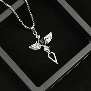Collier pendentif épée ailes d'ange gothique avec pierre noire sur chaîne vénitienne