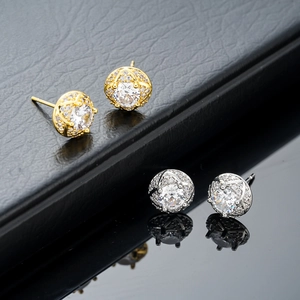 Boucles d'oreilles clous en diamant doré et argenté avec halo de pierres étincelantes