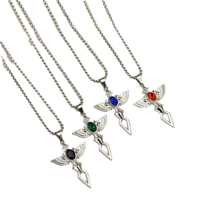 Colliers épée et ailes d'ange avec quatre pierres précieuses colorées sur chaînes argent