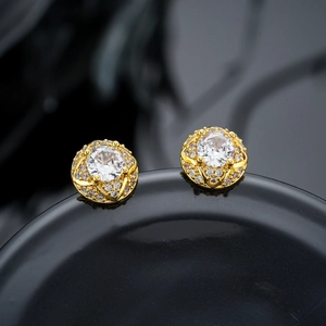 Boucles d'oreilles rondes dorées avec grand zircon central et halo de petits diamants