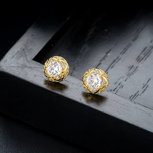 Macro d'oreilles rondes plaquées or avec zircon et lignes croisées serties de diamants