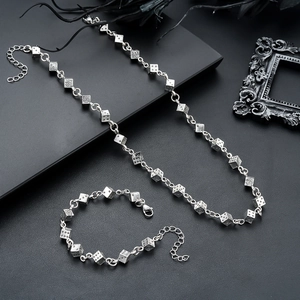Parure de bijoux punk gothique avec collier et bracelet en argent sur fond vintage