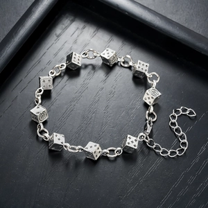 Bracelet punk vintage avec dés gravés de croix et finition en argent antique