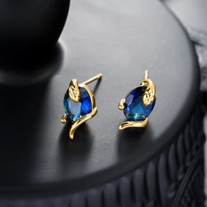 Boucles d'oreilles serpent dorées avec pierre précieuse ovale bleue et design enlacé