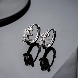 Boucles d'oreilles serpent en argent avec pavé de zircons sur fond sombre poli