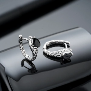Orecchini a serpente in argento con zircone nero e texture a scaglie dettagliata