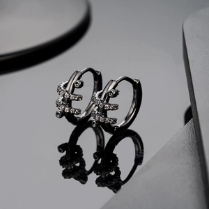 Boucles d'oreilles créoles noires serties de zircons blancs sur fond de miroir noir