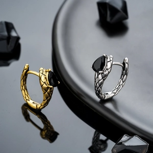 Orecchini a cerchio a forma di serpente oro e argento con pietre nere su base decorativa