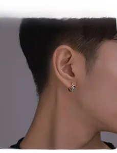 Vue détaillée de la boucle d'oreille nœud en argent poli portée par un modèle