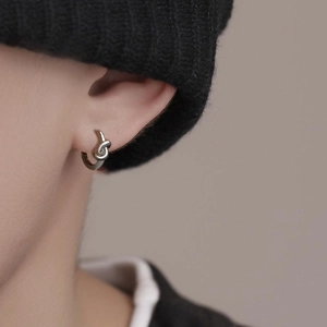 Boucles d'oreilles nœud en argent poli au design minimaliste pour hommes et femmes