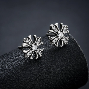 Macro di orecchini a lobo a croce floreale argento con brillanti pietre di zircone